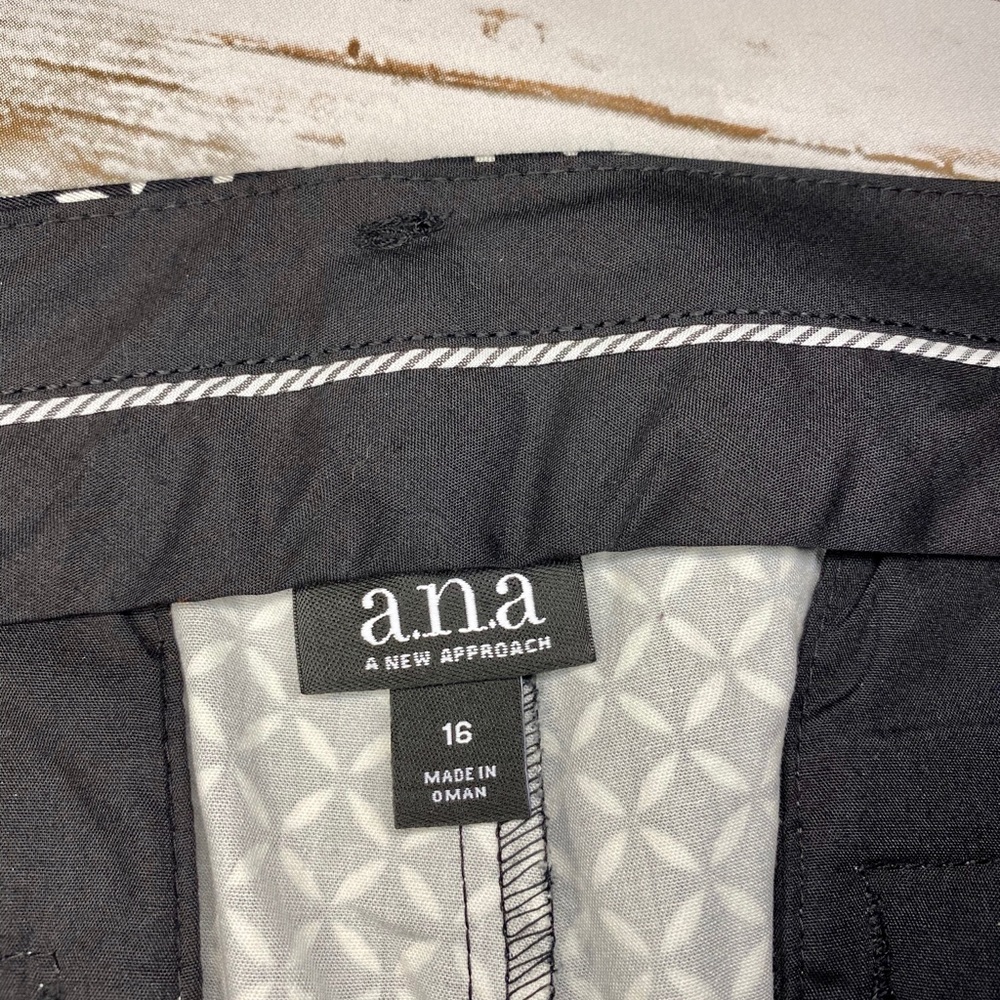 NWOT • a.n.a • Cropped Pattern Pant • - Picture 2 of 2